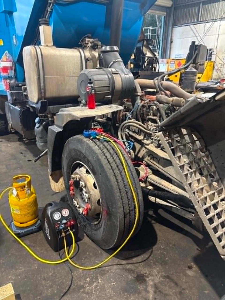 Heavy vehicle air conditioning service equipment connected onsite